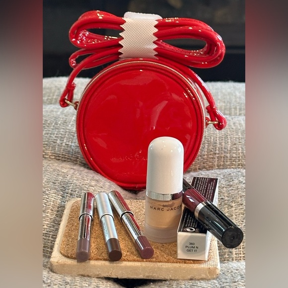 Marc Jacob Red Patent Leather Crossbody Mini Bag 4” Diameter w5pc Makeup Set NEW